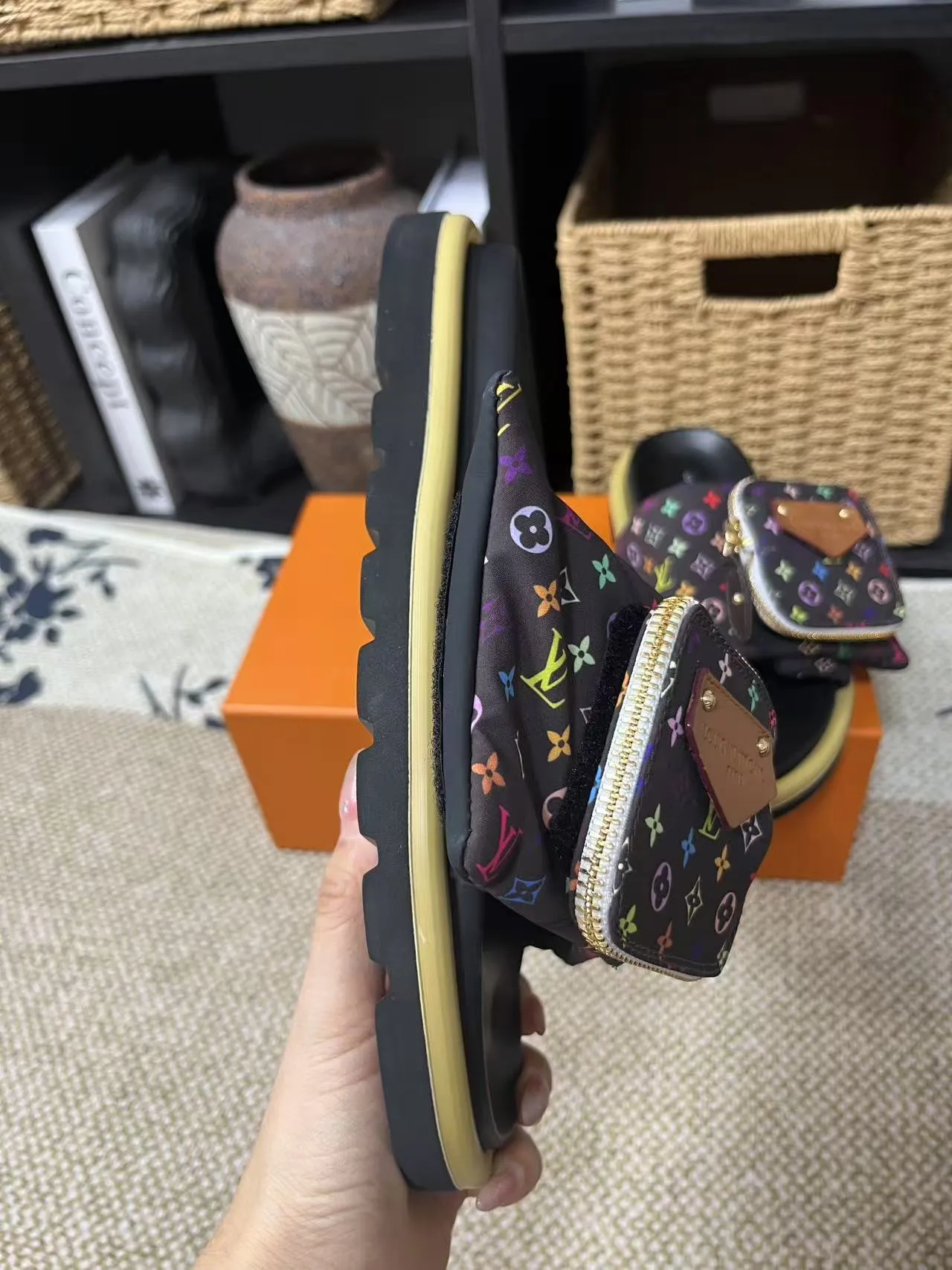 P380 yuan LV Louis Vuitton Full of high-end feel! A popular model among bloggers at home and abroad, it’s retro and fashionable, and looks stunning on your feet! Mainly recommended model on the official website★ ━━━━━ ЅᏇєєt ━━━━━ ▪️Upper: original calfskin ➕5D printing process ▪️Inner: imported mixed sheepskin ▪️Outsole: original molded foam outsole ▪️Size: Female 35-40 Men's 39-44 (women's 41 men's 45)